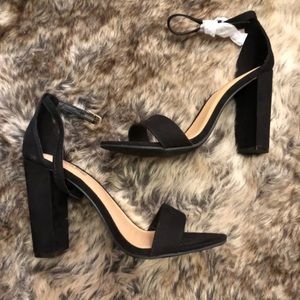 NEW CLASSIC BLACK HEELS 7.5
